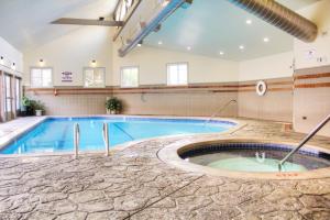 星期五港厄斯伯斯Spa旅馆的游泳池,位于带游泳池的建筑内