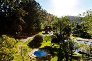 佩德拉阿祖尔奥格尼卡庄园旅馆的花园,草地上设有游泳池