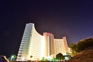 田边市南纪田边哈维斯特酒店的一座有灯光的大建筑