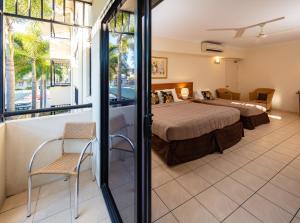 凯恩斯凯恩斯皇庭酒店的酒店客房设有一张床和一个阳台。