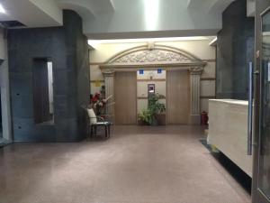 虎尾镇登丰米兰商务旅店的走廊上,有门和椅子