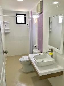 黎逸府Mae On Village Resort的一间带水槽、卫生间和镜子的浴室