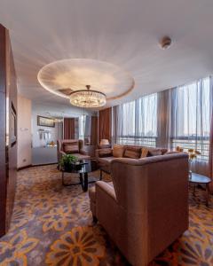 通州区北京太阳花酒店的带沙发和吊灯的客厅