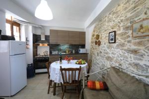 KastamonítsaKaldi's Traditional House的厨房以及用餐室,配有带水果的桌子。