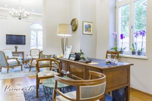 布尔加斯Villa Promenade的一个带桌子和椅子的家庭办公室
