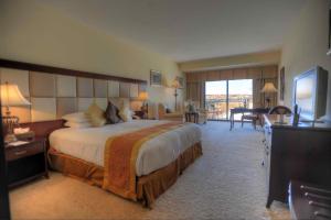 瓦莱塔怡东豪华酒店的大型酒店客房设有一张大床和一台电视机。