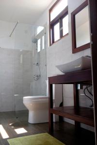 本托塔Sanda Eliya Resort的一间带水槽、卫生间和淋浴的浴室