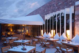 焦特布尔焦特布尔RAAS酒店的一间带桌椅的餐厅以及一座建筑