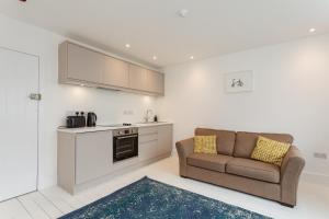 伯恩茅斯Dale House - Vivre Retreats的带沙发的客厅和厨房