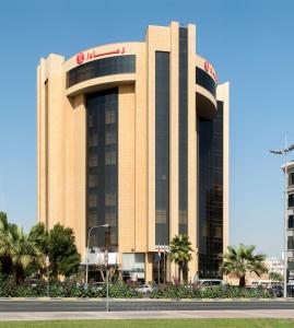 阿可贺巴Ramada by Wyndham Al Khobar的一座大建筑,上面有标志