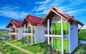 蒂瑟默哈拉默Avonil Resort Yala的一座带绿门和红色屋顶的建筑
