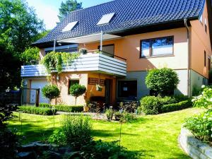 OerlinghausenOerlihome的一座房子,在院子里设有太阳能屋顶