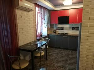 Apartment 2Bed Rooms Lux on Gagarina Prospect Soborniy的厨房或小厨房