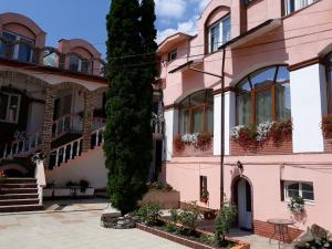 巴亚马雷卡萨鲁苏旅馆的粉红色的建筑,窗户上装有花盒