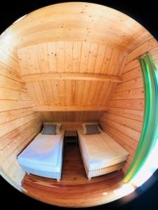 尤斯托尼莫斯基Domki letniskowe Azalia的一间圆房,设有2张位于桑拿浴室内的床