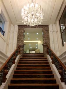 美岸芬南城酒店 的建筑中带有吊灯的楼梯