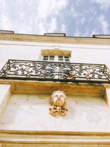 罗什科尔邦Le Grand Vaudon的建筑物一侧的面孔雕像