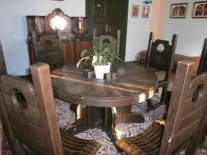 Sitke希特凯城堡旅馆的木餐桌,上面有盆栽植物