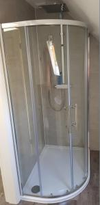 WistastonRookery Lodge Apartments的浴室里设有玻璃门淋浴