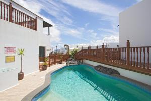 蓬塔穆赫雷斯Casa Margarita的房屋阳台上的游泳池