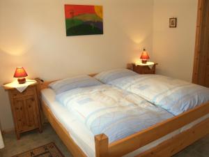 利伯瑙艾斯比斯坦布斯佛列户俄斯特汉姆酒店的一间卧室配有一张床,在床头柜上配有两盏灯