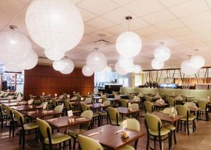 蒙克顿新不伦瑞克新风格赌场酒店的一间带桌椅和灯笼的用餐室