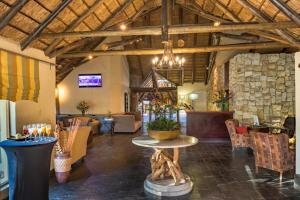 拉塞利亚Shumba Valley Lodge的大厅,房间中间设有桌子