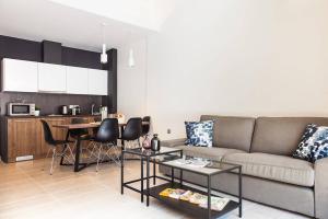 雅典TONI'S Comfy 3BD home with patio, close to Metro的客厅配有沙发和桌子