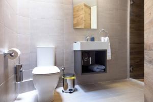 雅典TONI'S Comfy 3BD home with patio, close to Metro的浴室配有卫生间、盥洗盆和淋浴。