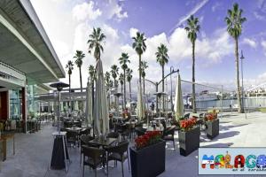 Malaga downtown and beach apartment餐厅或其他用餐的地方