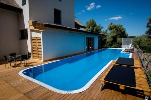 克里尚Living In Delta - Casa de vacanta的一个带房子的甲板上的游泳池