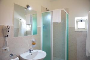 卡斯泰诺福奇伦托B&B SELENE的一间带水槽和玻璃淋浴的浴室