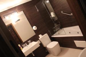 昆卡昆卡酒店的浴室配有卫生间、盥洗盆和浴缸。