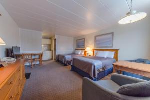 斯通港Lark Motel的酒店客房配有两张床和一张书桌