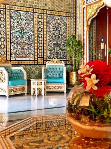 突尼斯Royal Victoria - Ex British Embassy的大堂设有椅子和花瓶