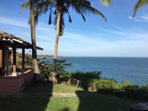 JobalHotel Punta Franca的棕榈树房屋享有海景