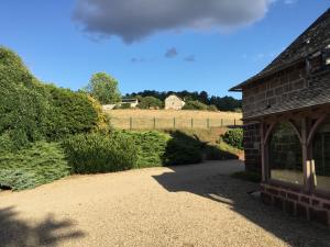 尤塞克Le clos de rose的砖砌建筑,有一条通往田野的道路