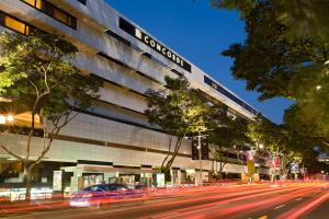 新加坡新加坡凱煌大酒店的开车经过城市街道上的一座建筑