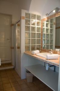 勒拉旺杜海滩酒店的一间带水槽和淋浴的浴室