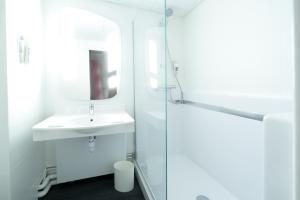 鲁昂ibis Rouen Centre Champ de Mars的白色的浴室设有水槽和淋浴。