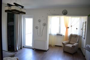 维萨吉纳斯Butterfly Apartment的客厅配有椅子和窗户