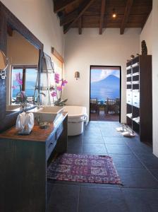 圣卡塔里纳帕洛波Hotel Casa Palopo的带浴缸和盥洗盆的大浴室