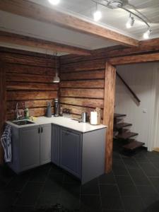 维克松Presterudveien 125的厨房配有水槽和台面