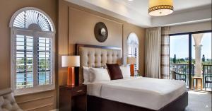 圣徒皮特海滩萨莫拉酒店的一间带大床的卧室和一个阳台