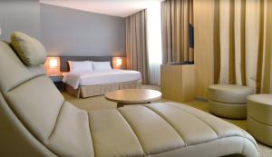 哥打京那巴鲁Hotel N°5的酒店客房,配有床和沙发