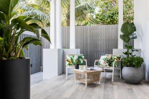 悉尼巴克斯利邦迪旅馆的一间种植了植物和椅子的房间和栅栏