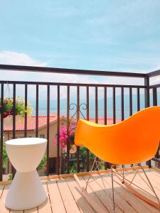 大理大理洱海lila's house海景精品客栈的阳台上的橙色椅子