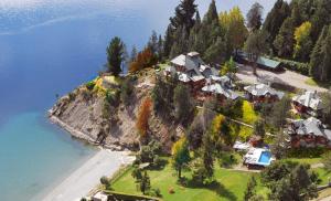圣卡洛斯-德巴里洛切翠明私人豪华Spa酒店的水面上岛上房屋的空中景观