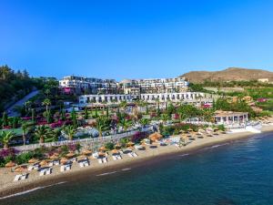 图尔古特雷斯仙吉康乐度假酒店的海滩上的度假村的空中景致