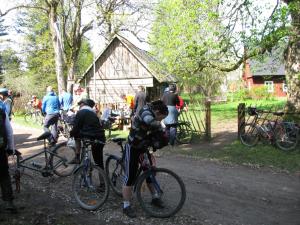 Pidula沃苒沃农场假日公园的一群人骑着自行车在土路上